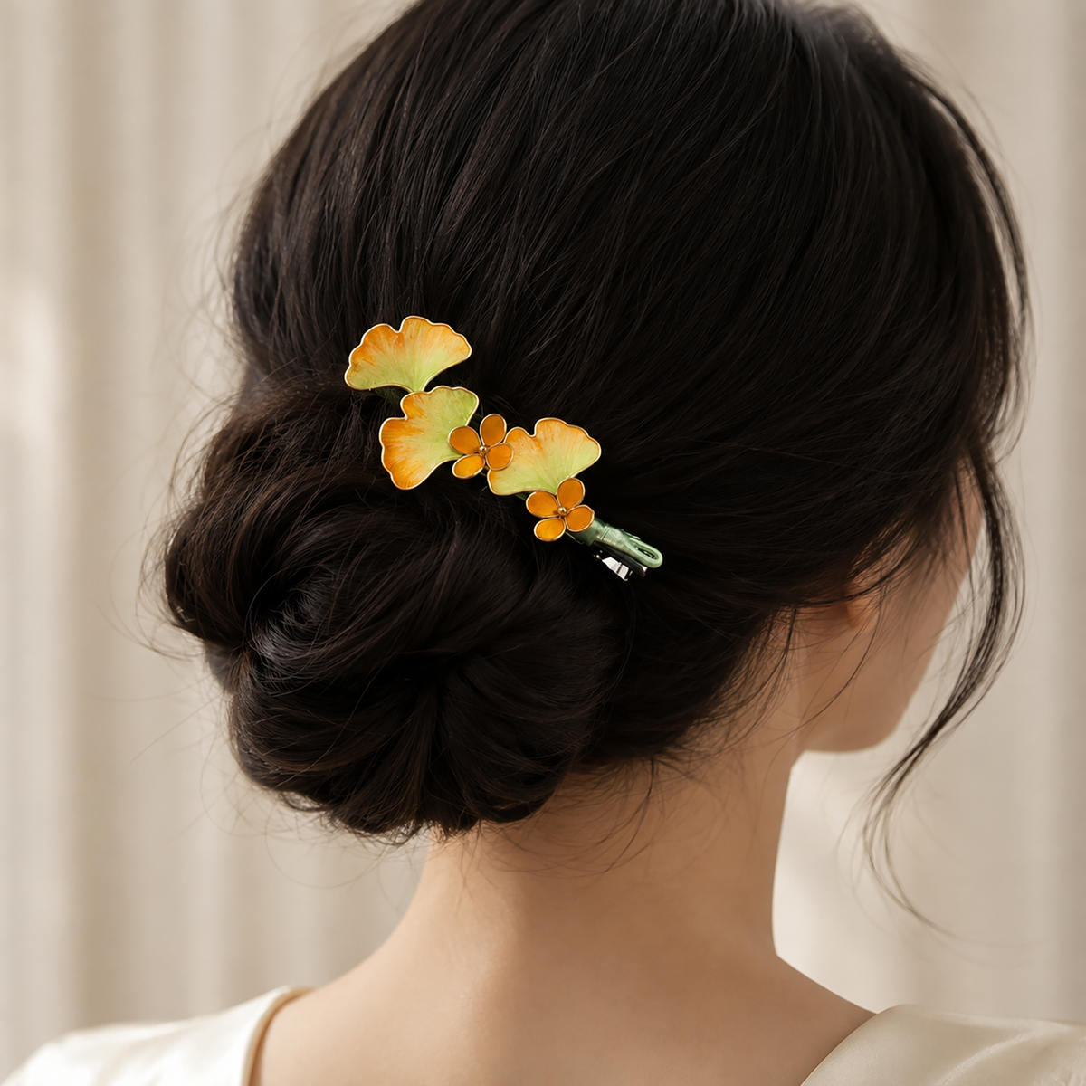 Ginkgo leaf mulberry-silk Ronghua hair clip worn in a bun