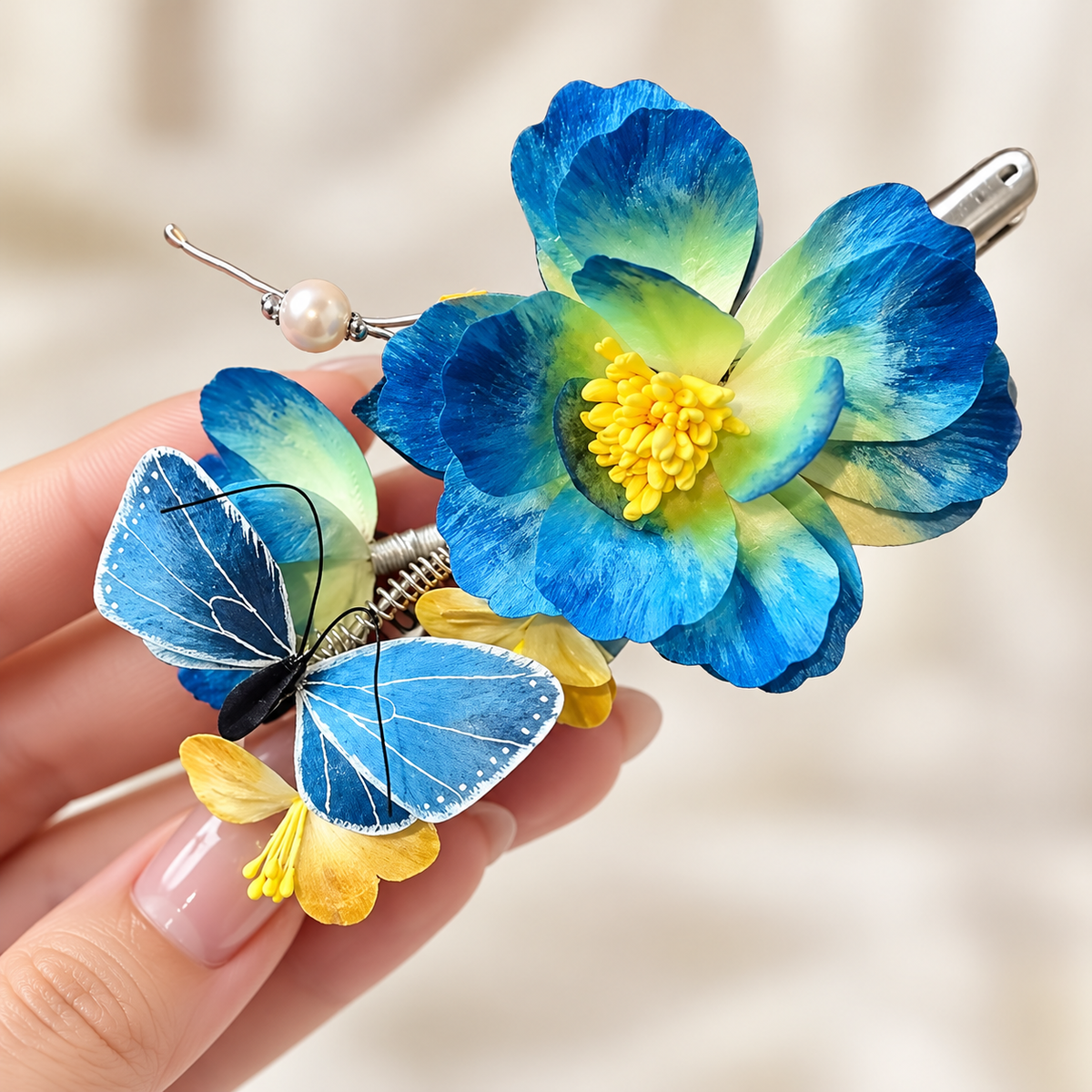 Dielian Lanxi hair clip held in hand