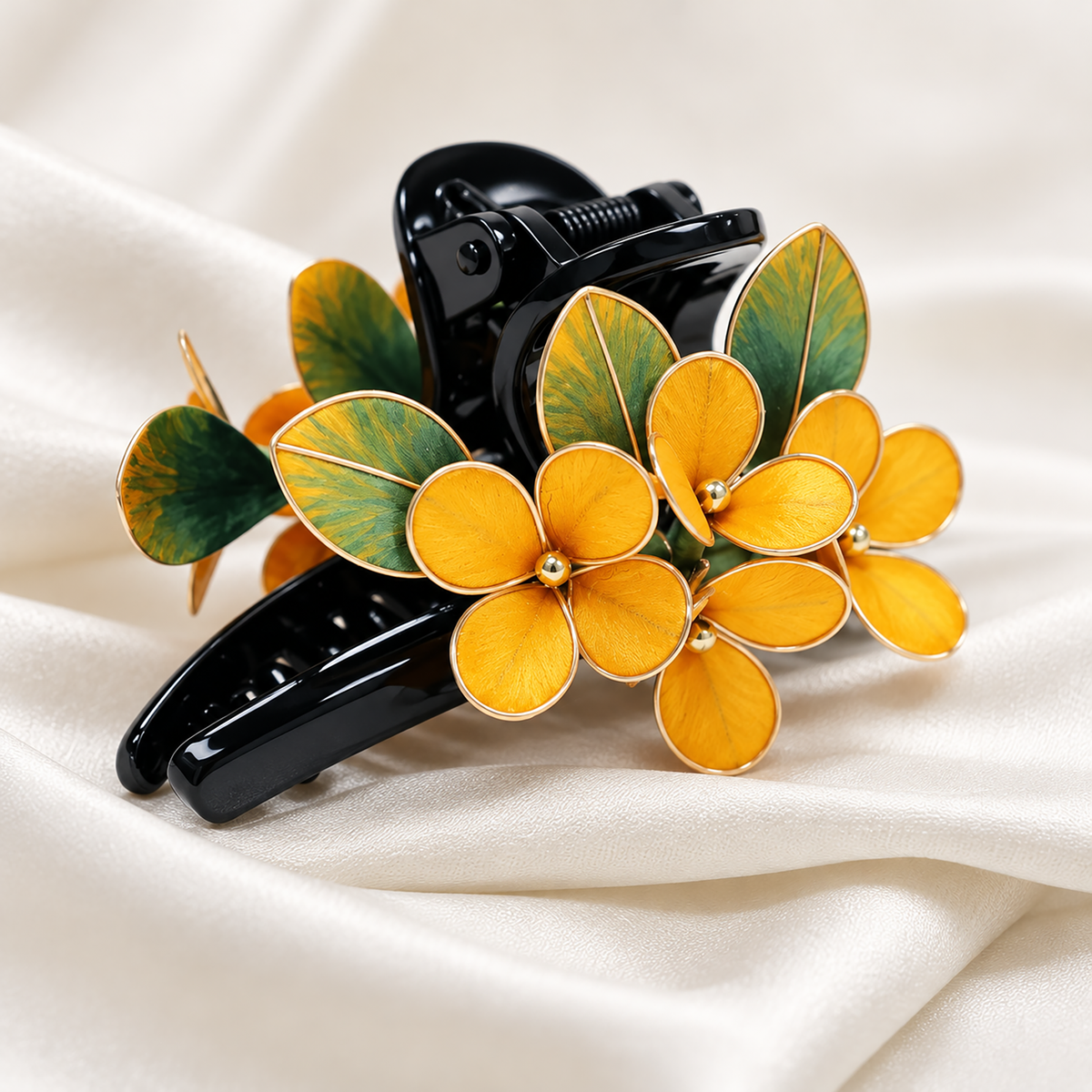Yellow autumn Ronghua claw hair clip worn in hair