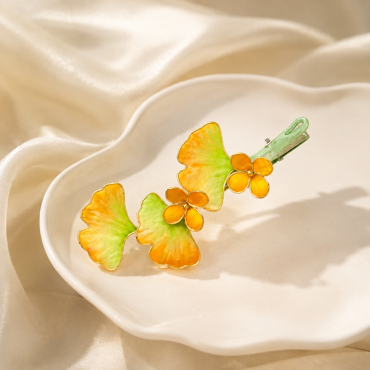 Ginkgo leaf mulberry-silk Ronghua hair clip alternate view