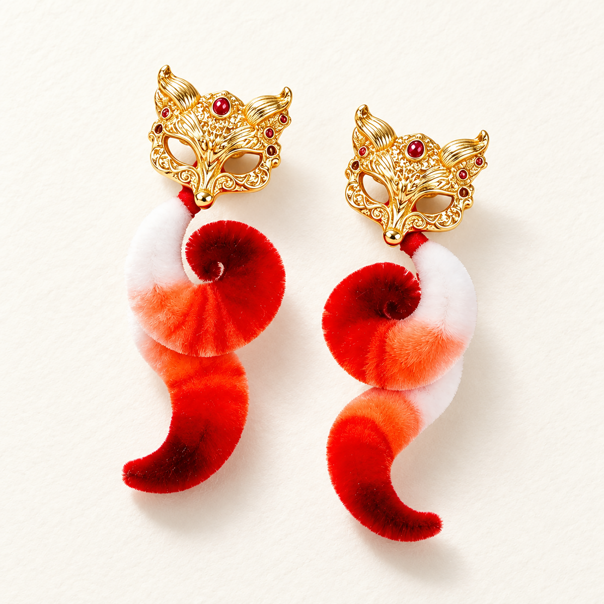 Little fox Ronghua stud earrings worn