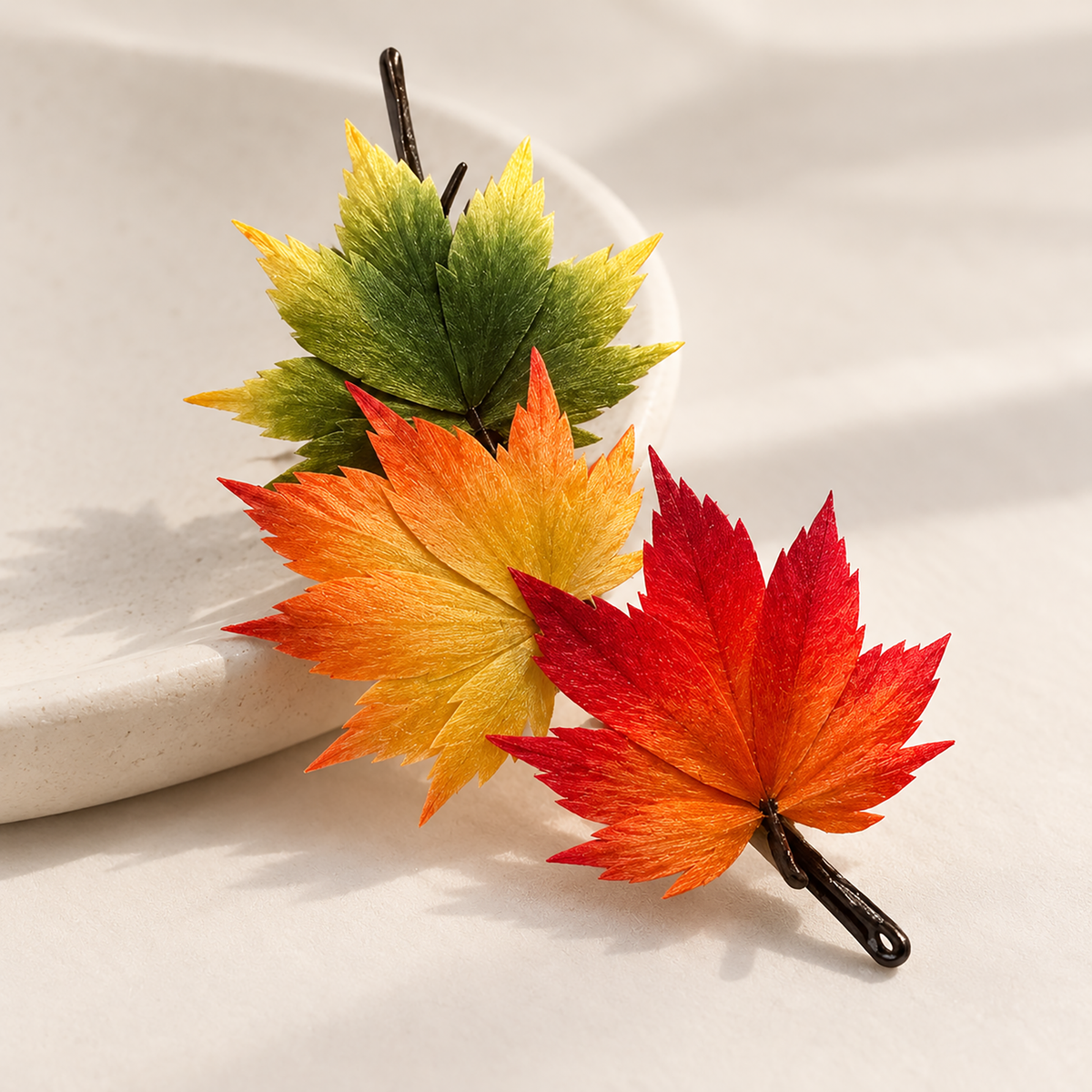 Qiufeng gradient maple leaf Ronghua piece on display stand