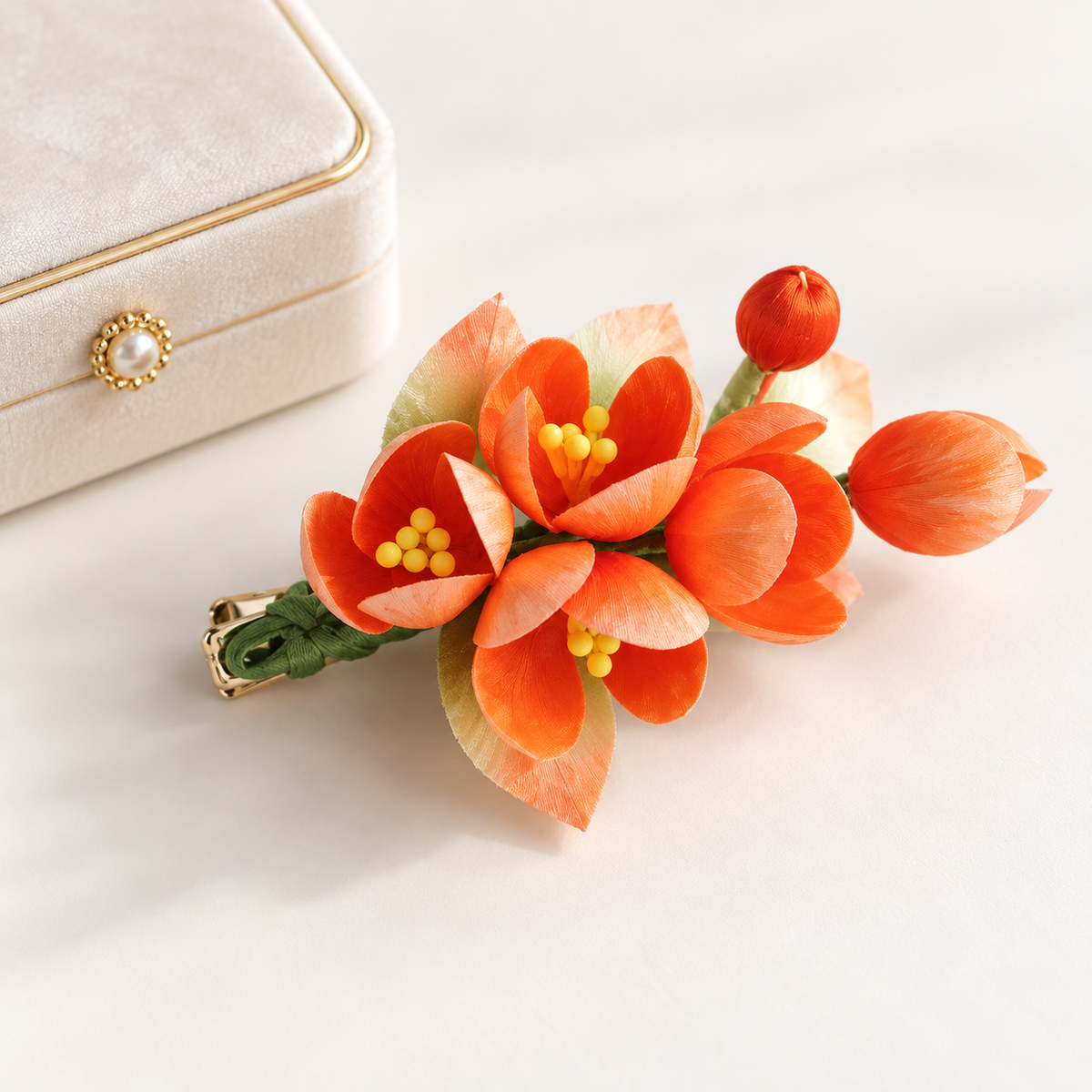 Fanghua Chuzhan hair clip beside a jewellery box