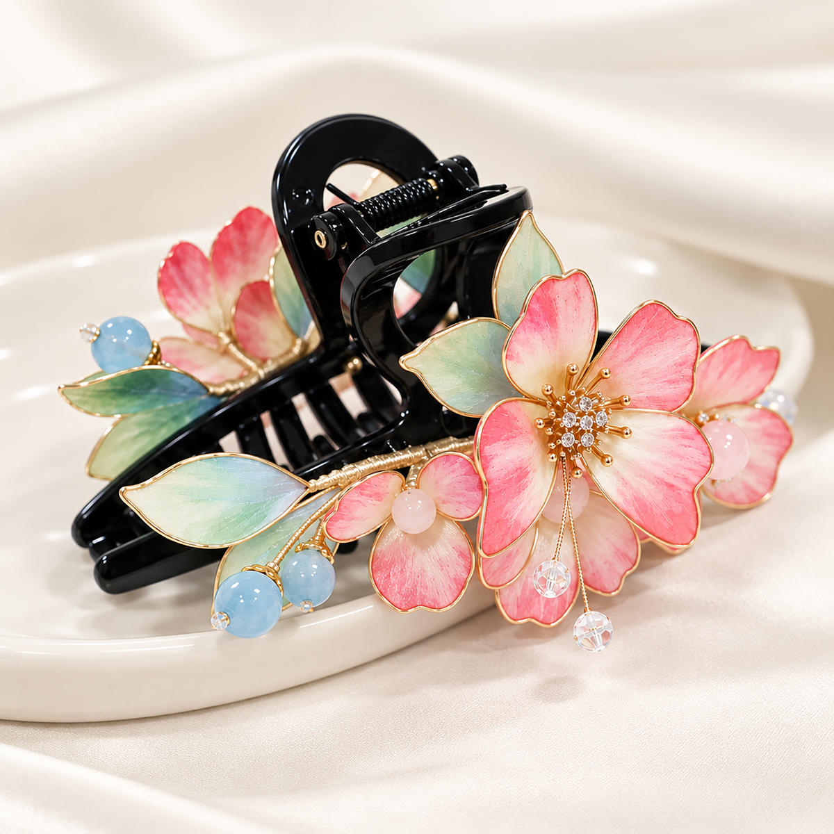Pink Ronghua claw hair clip close-up of blossoms and leaves