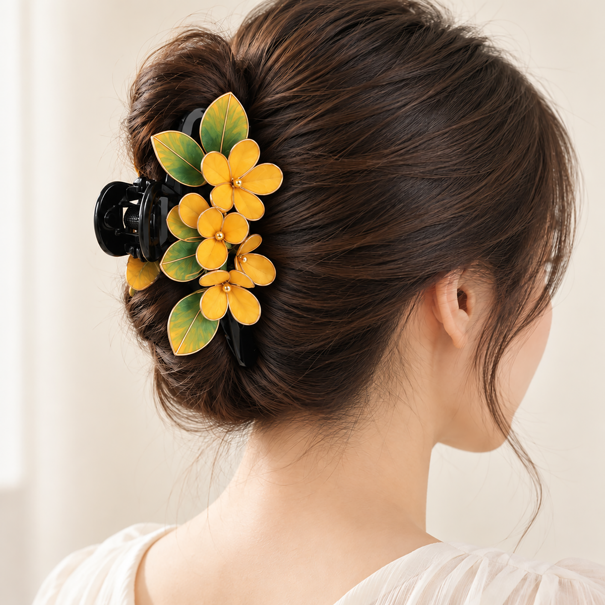 Yellow Autumn Blossom Ronghua claw hair clip close-up