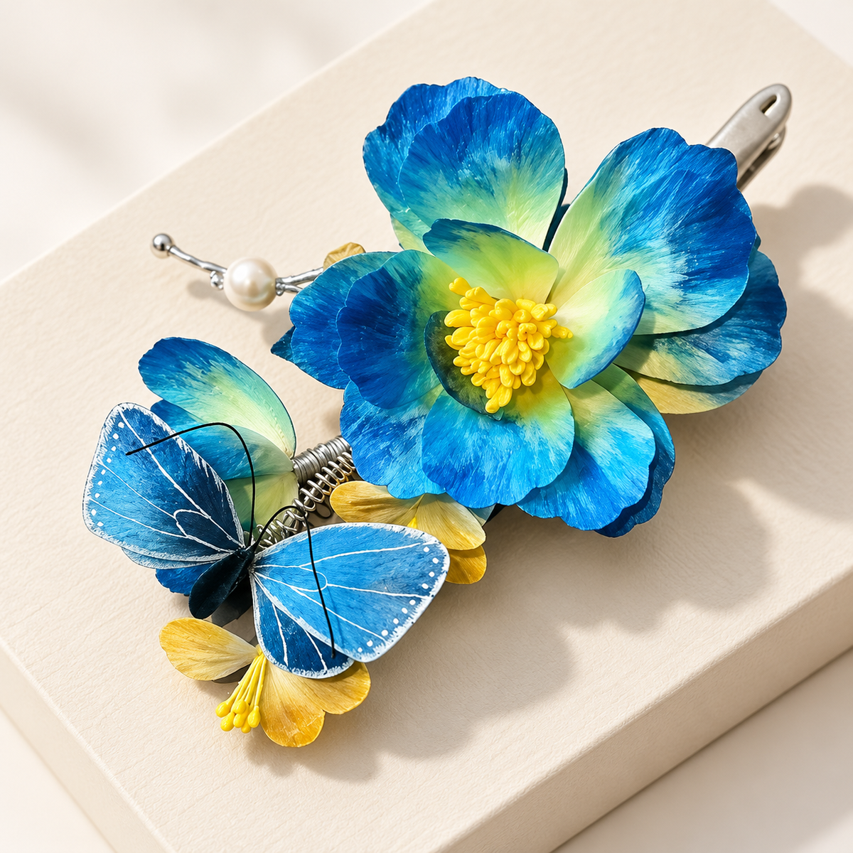 Dielian Lanxi hair clip on a gift box lid