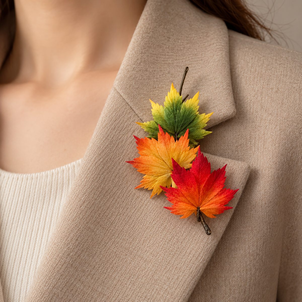 Qiufeng gradient maple leaf Ronghua brooch worn on a coat lapel