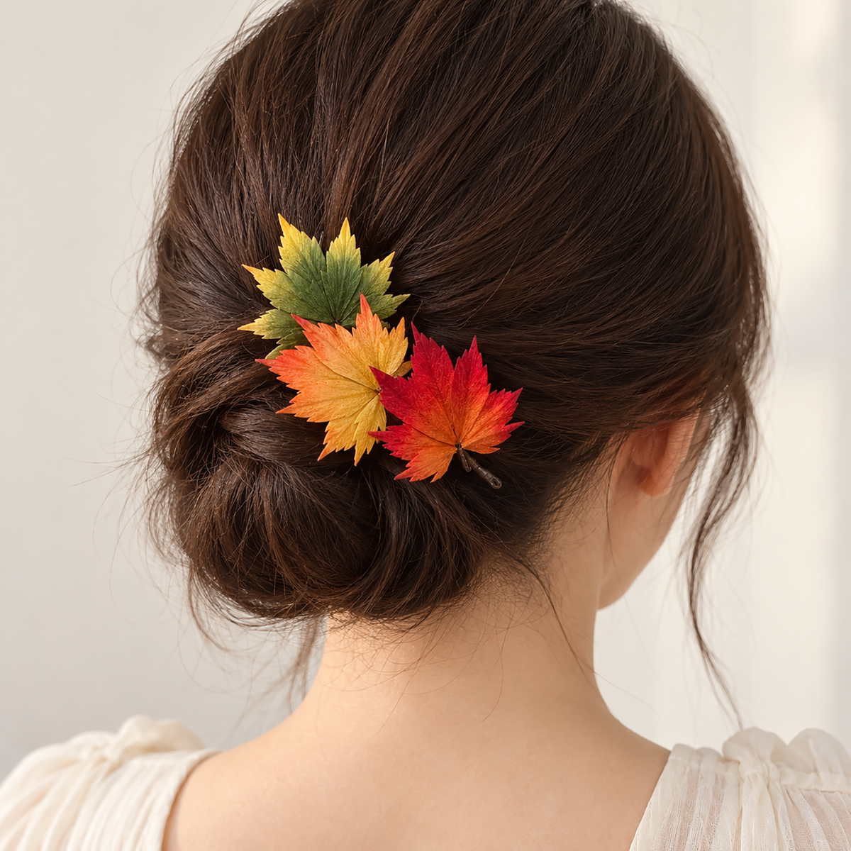 Qiufeng gradient maple leaf mulberry-silk Ronghua hair clip worn in a low bun