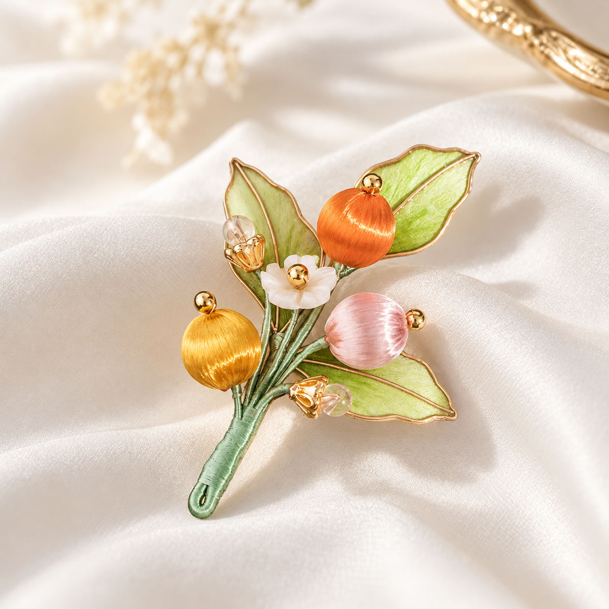 Orchard berry mulberry-silk Ronghua brooch product angle