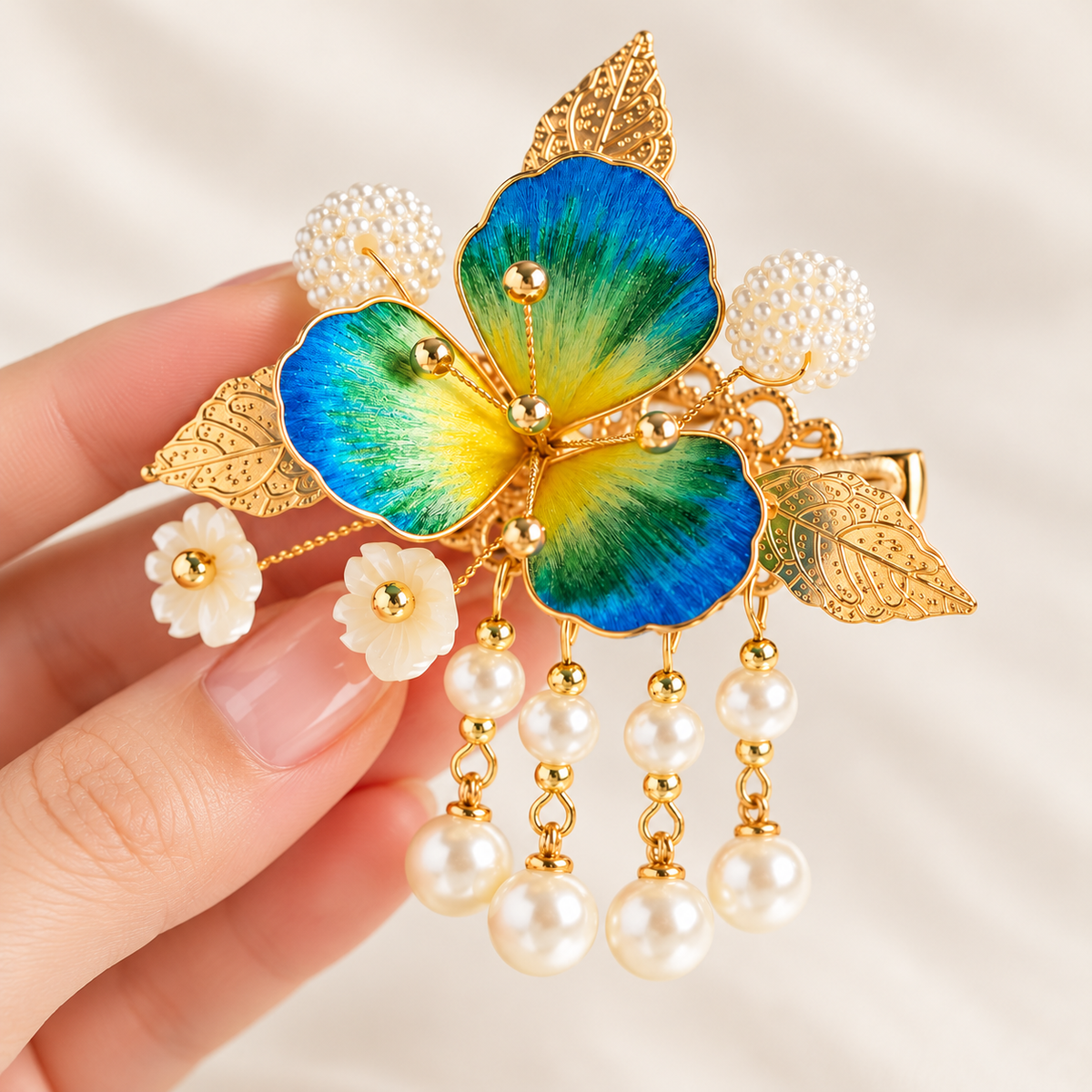 Blue-green Ronghua hair clip held in hand