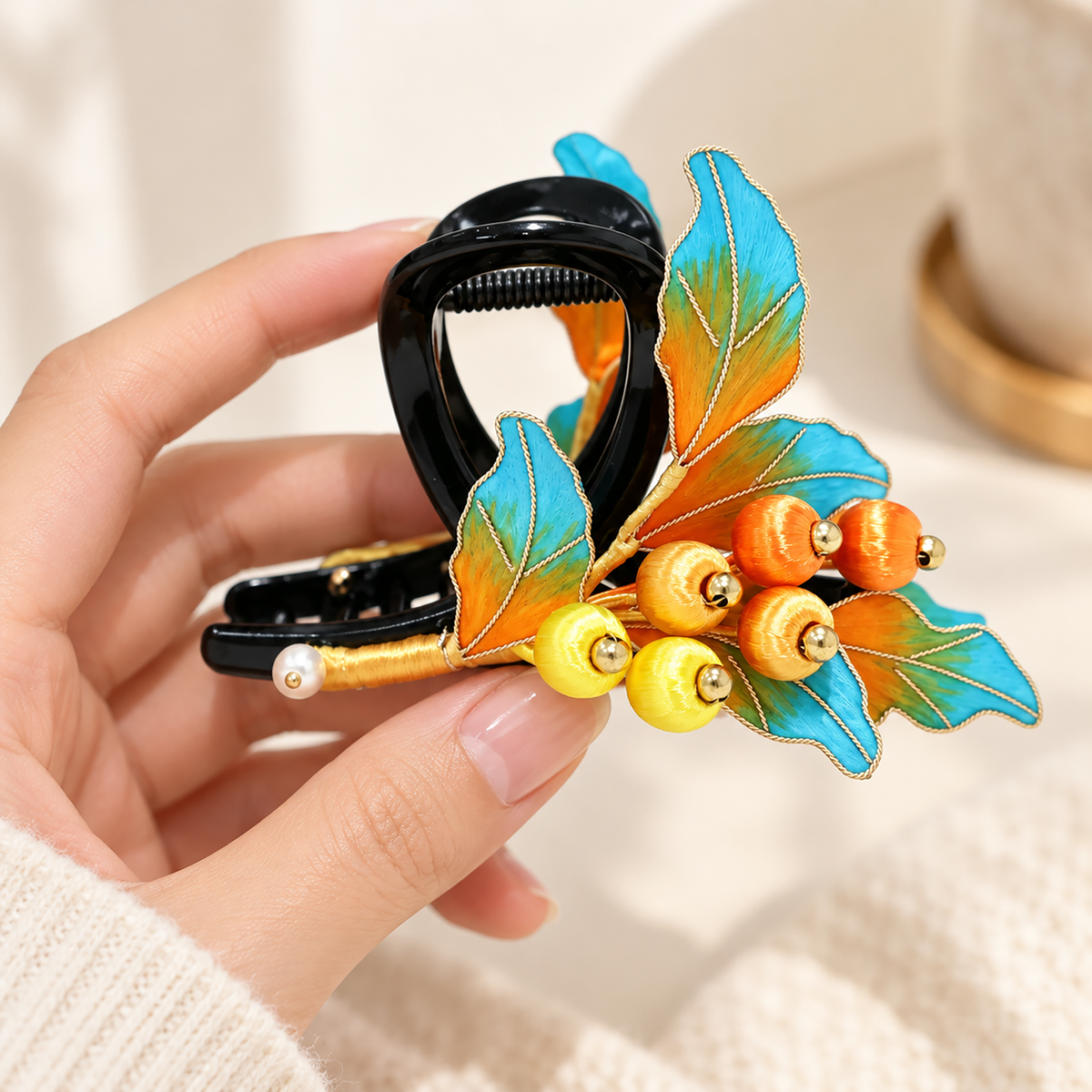 Autumn fruit Ronghua claw hair clip worn in hair