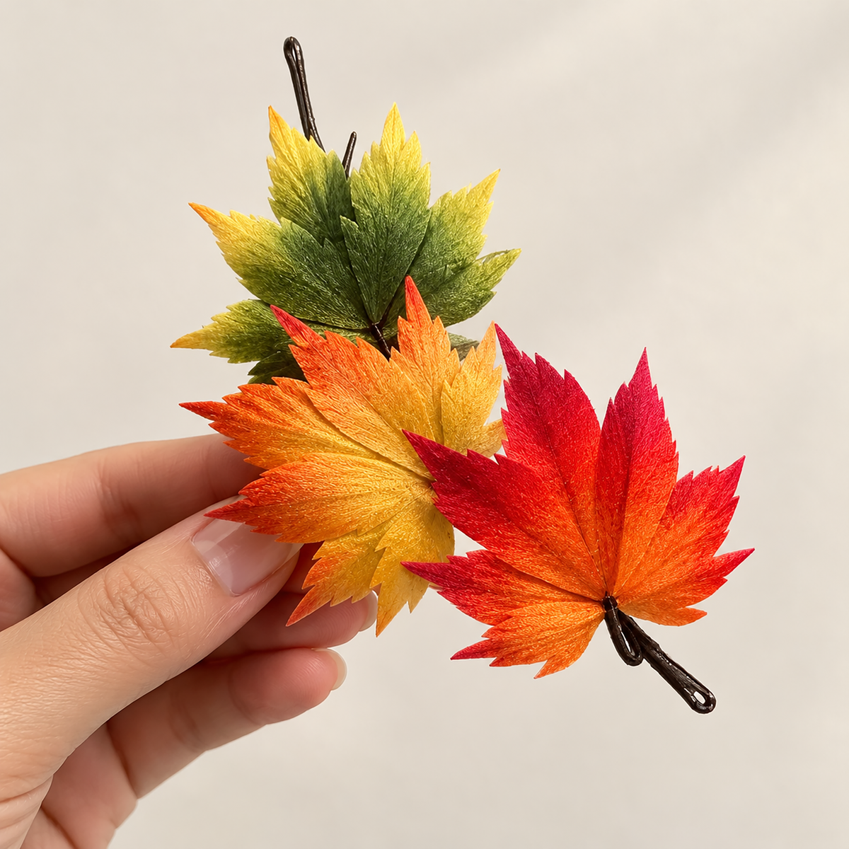 Qiufeng gradient maple leaf Ronghua piece held in hand, three leaves green yellow red