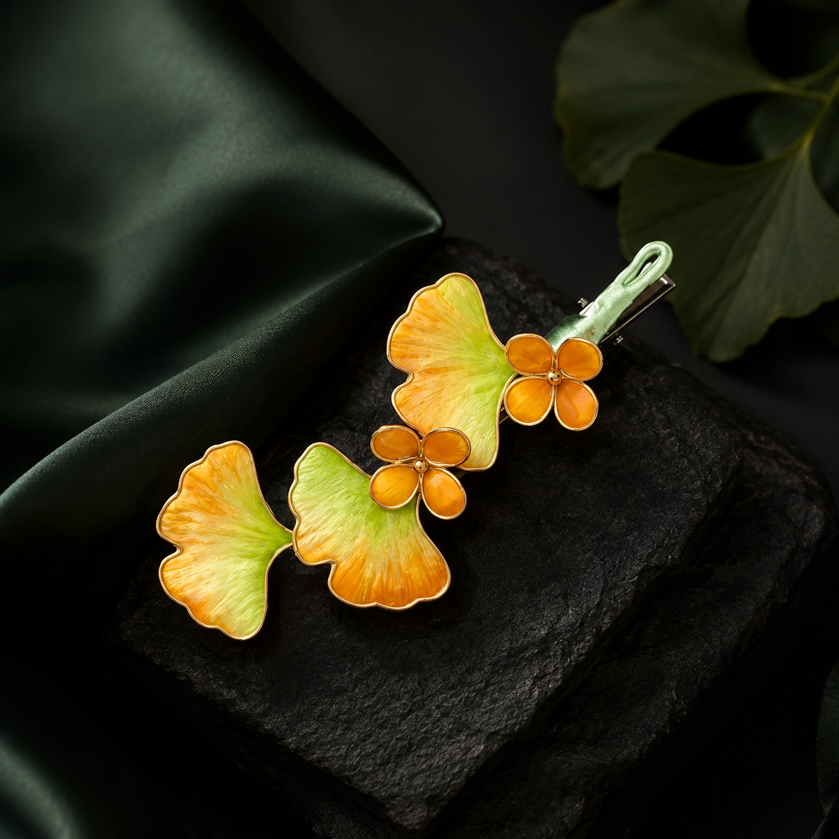 Ginkgo Leaf Ronghua hair clip close-up of leaves and blossoms