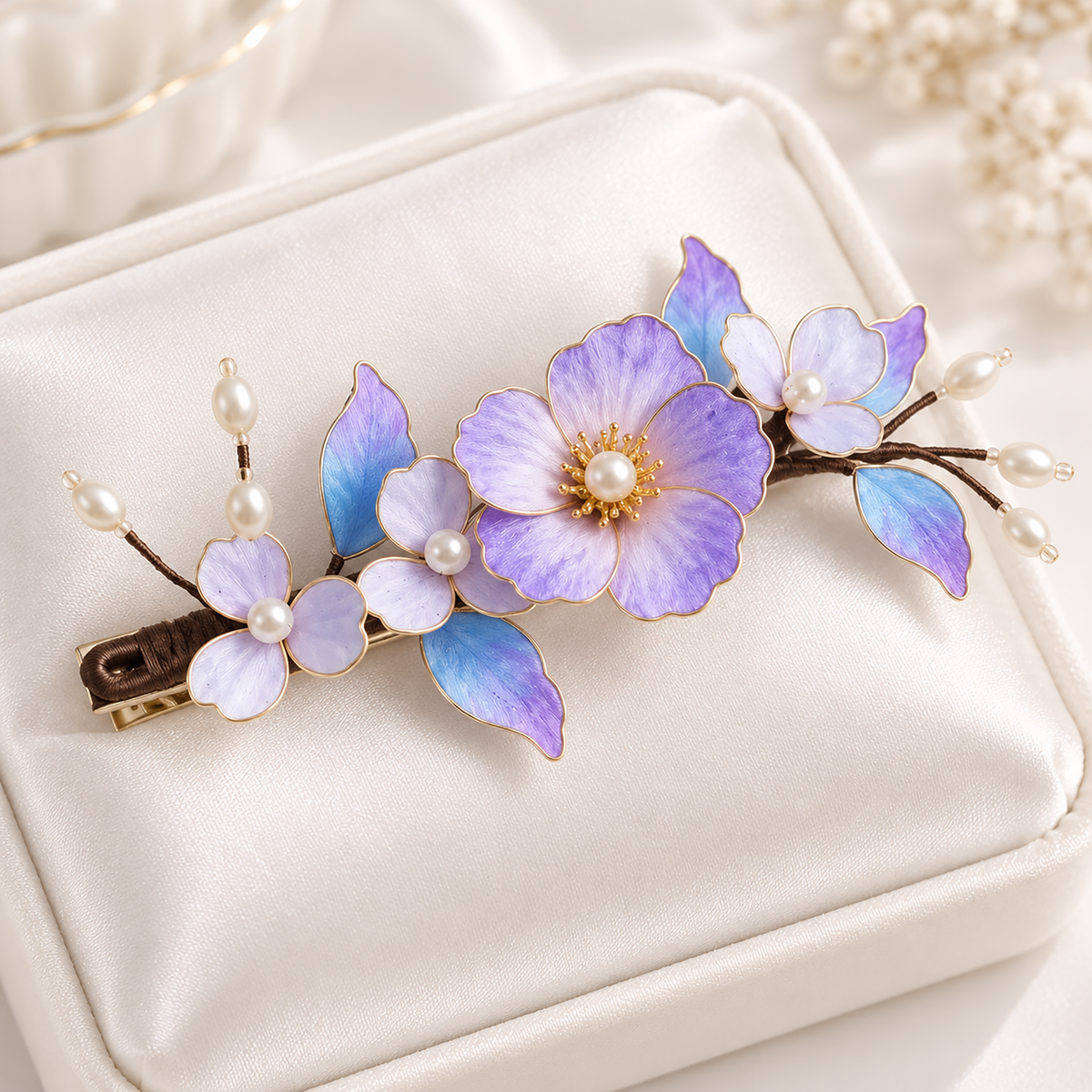 Angled view of purple Ronghua blossoms with pearl-tipped sprays