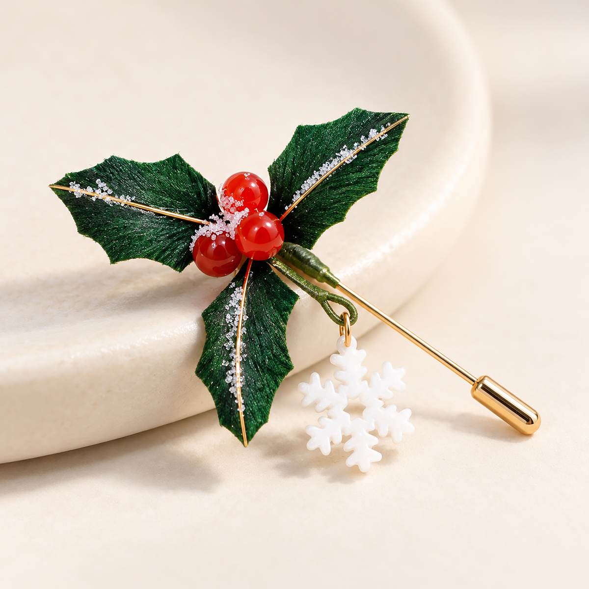 Shengdan Dongqing Holly Snowflake Ronghua brooch close-up