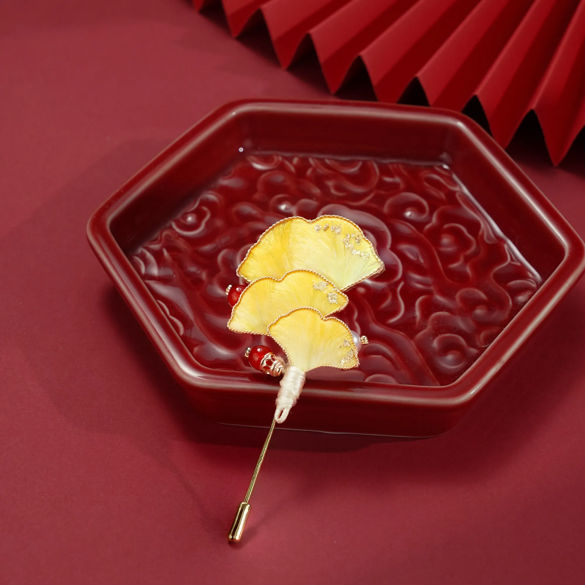 Ginkgo Ronghua wirework stickpin brooch on a red tray